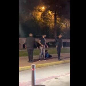 ¡Tres contra uno! Cadeneros de Polanquito golpean a joven y le roban su celular