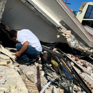 Así se derrumba el techo de una iglesia en Tamaulipas mientras se celebra un bautizo