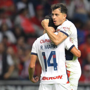 Chivas viene de atrás y sale con un punto del ‘Infierno’