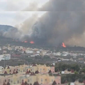 Evacuan a 3 mil personas por incendio en isla española de Tenerife