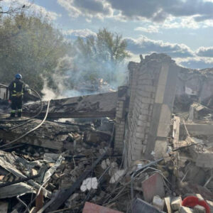 Bombardeo ruso a un pueblo en Ucrania deja al menos 49 muertos