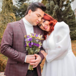 Mujer se casa con su hijo; «lo crié desde que tenía 13 años»