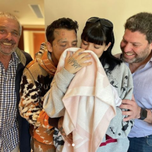 Christian Nodal y Cazzu aparecen con su bebé a pocos días de haber nacido