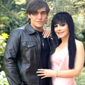 Maribel Guardia llora al poner por primera vez a Julián Figueroa en ofrenda de Día de Muertos