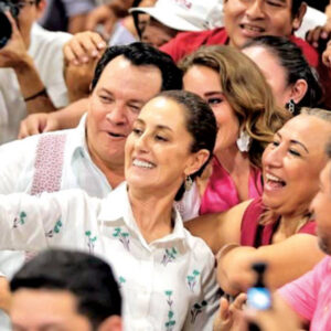 Claudia Sheinbaum hizo entrega de constancia de registro a precandidato único de Morena en Yucatán