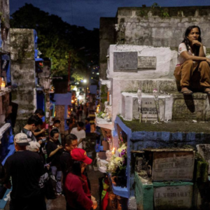 ¡No sólo México! Miles de filipinos llenan sus panteones de flores por el ‘Día de Muertos’