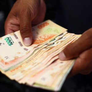 ¡Peso de Argentina, con derrumbe histórico! Cae 54.24% tras medidas de Milei