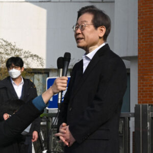 Hombre que apuñaló a líder opositor surcoreano quería evitar que fuera presidente