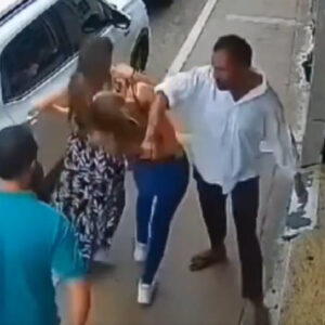 Hombre golpea a joven que se negó a darle ‘unas monedas’