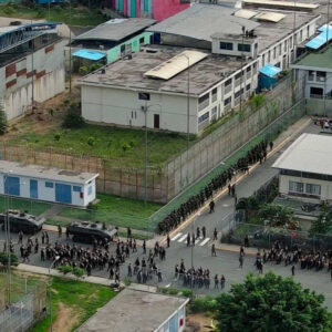 Militares y policías de Ecuador ingresan a cárcel de Guayaquil; realizan decomisos