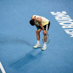 Alcaraz no terminó la remontada; eliminado en Australia