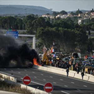 Agricultores bloquean y hacen quemas en las autopistas principales de Francia