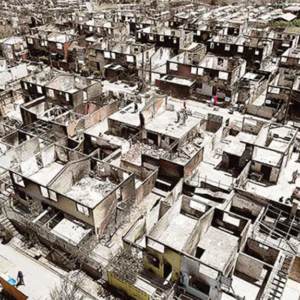 Chilenos reconstruyen su hogar entre cenizas tras 5 días de incendios