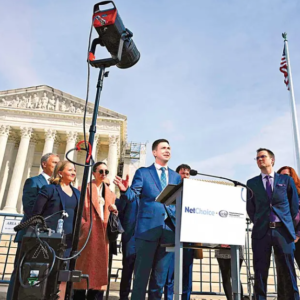 Corte de EU frena ley de censura en redes sociales; debate por libre expresión