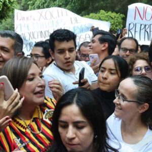Xóchitl Gálvez abucheada durante visita a la UdeG