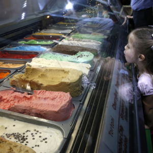«Adiós a la comida chatarra por la noche!»; Milán busca prohibir que la gente consuma helados y pizzas después de la medianoche