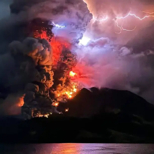 Captan impresionante erupción de volcán en Indonesia; cientos de evacuados