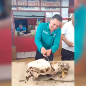 Eugenio Hernández, exgobernador de Tamaulipas, da machetazos a una cabeza de res en alusión a Cabeza de Vaca
