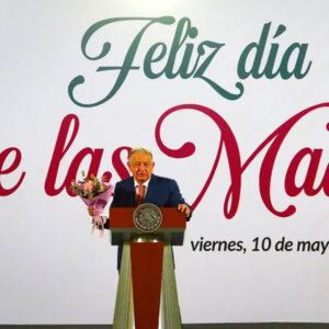 López Obrador Felicita a las mamás en la «mañanera» acompañado de Mariachi y Son Jarocho
