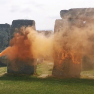 Detienen a 2 ecologistas por pintar el monumento de Stonehenge