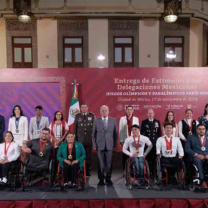 AMLO otorga estímulos a medallistas olímpicos y paralímpicos