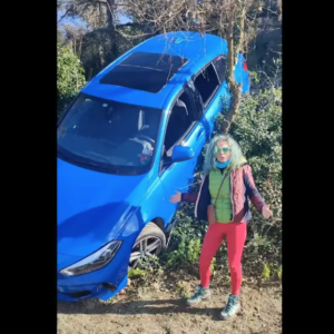 Se va al barranco en camioneta de lujo y lo primero que hace es grabar un TikTok