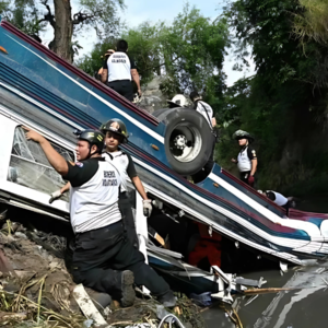 Van 51 muertos tras caĆda de autobĆŗs a un barranco en Guatemala