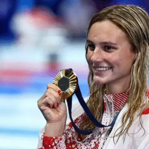 Summer McIntosh bate récord mundial de 200 metros estilos