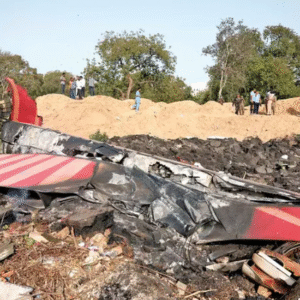 Recuperan una de las dos cajas negras del avión que se estrelló en India