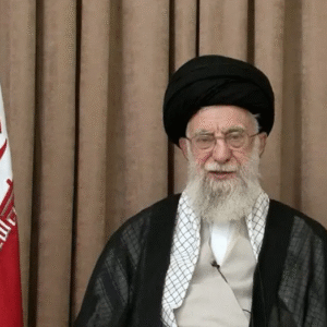 Alà Jamenei: IrÔn atacarÔ bases militares de EU si hay mÔs agresiones