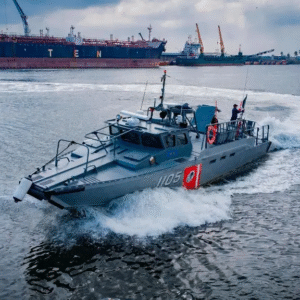 Encuentran lancha con más de 20 niños frente a las costas de Sinaloa