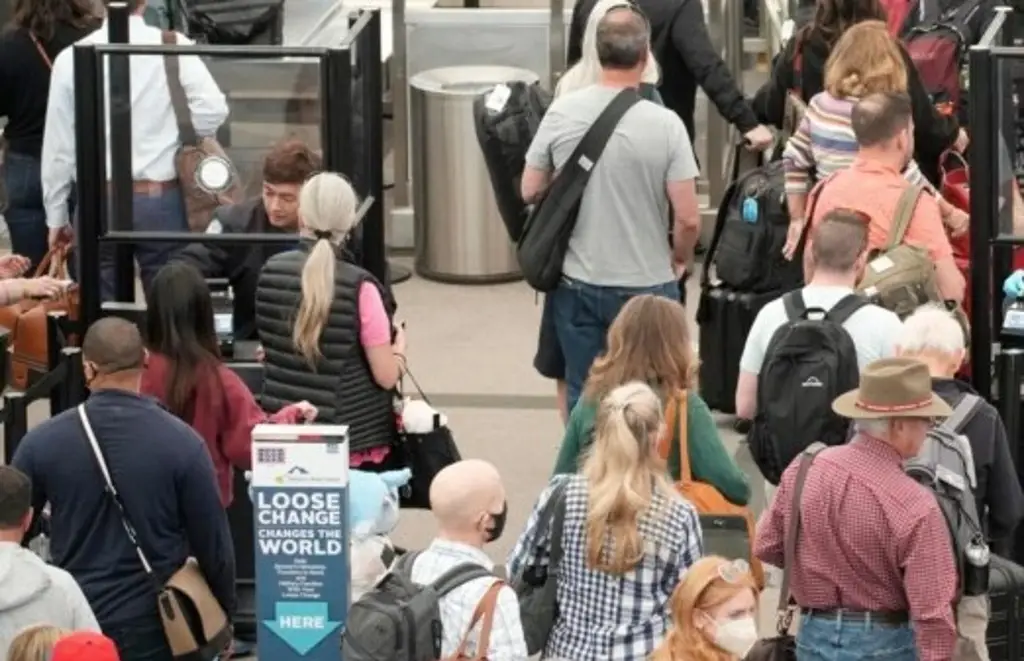 Ampliarían lista de países con restricción de viaje a EU