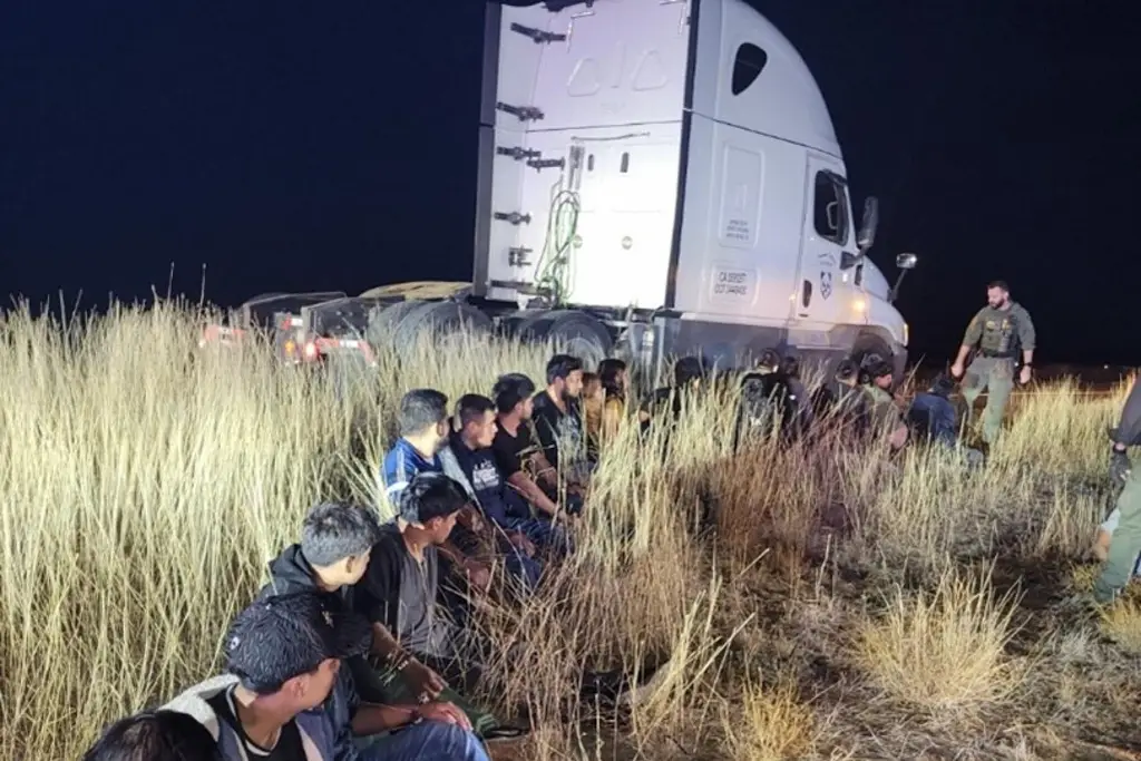 Hallan a 23 migrantes escondidos en la cabina de descanso de un camión en Texas