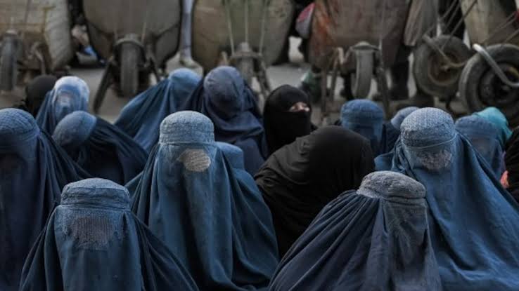 Mujeres en AfganistƔn: 15 prohibiciones de los talibanes